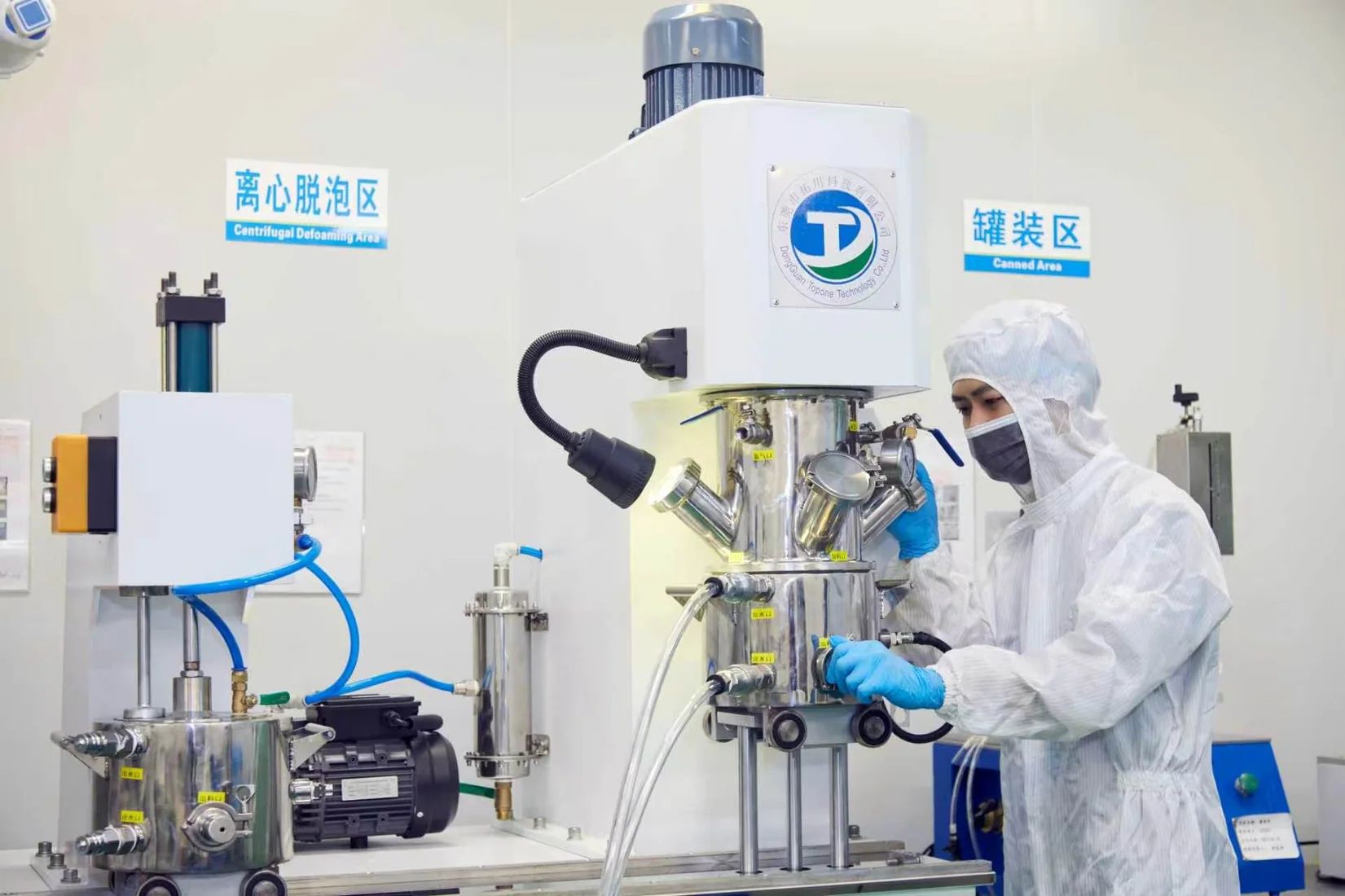 Nhân viên sản xuất kiểm tra quá trình khử khí chân không